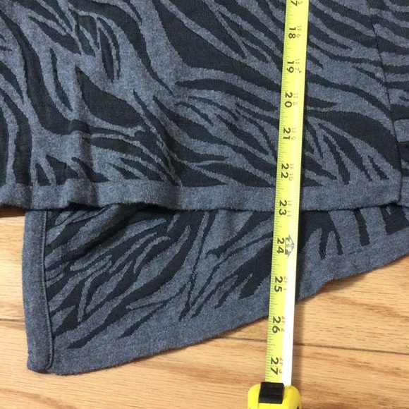 1X Dana Buchman Woman gray zebra print open wrap sweater - Picture 11 of 14